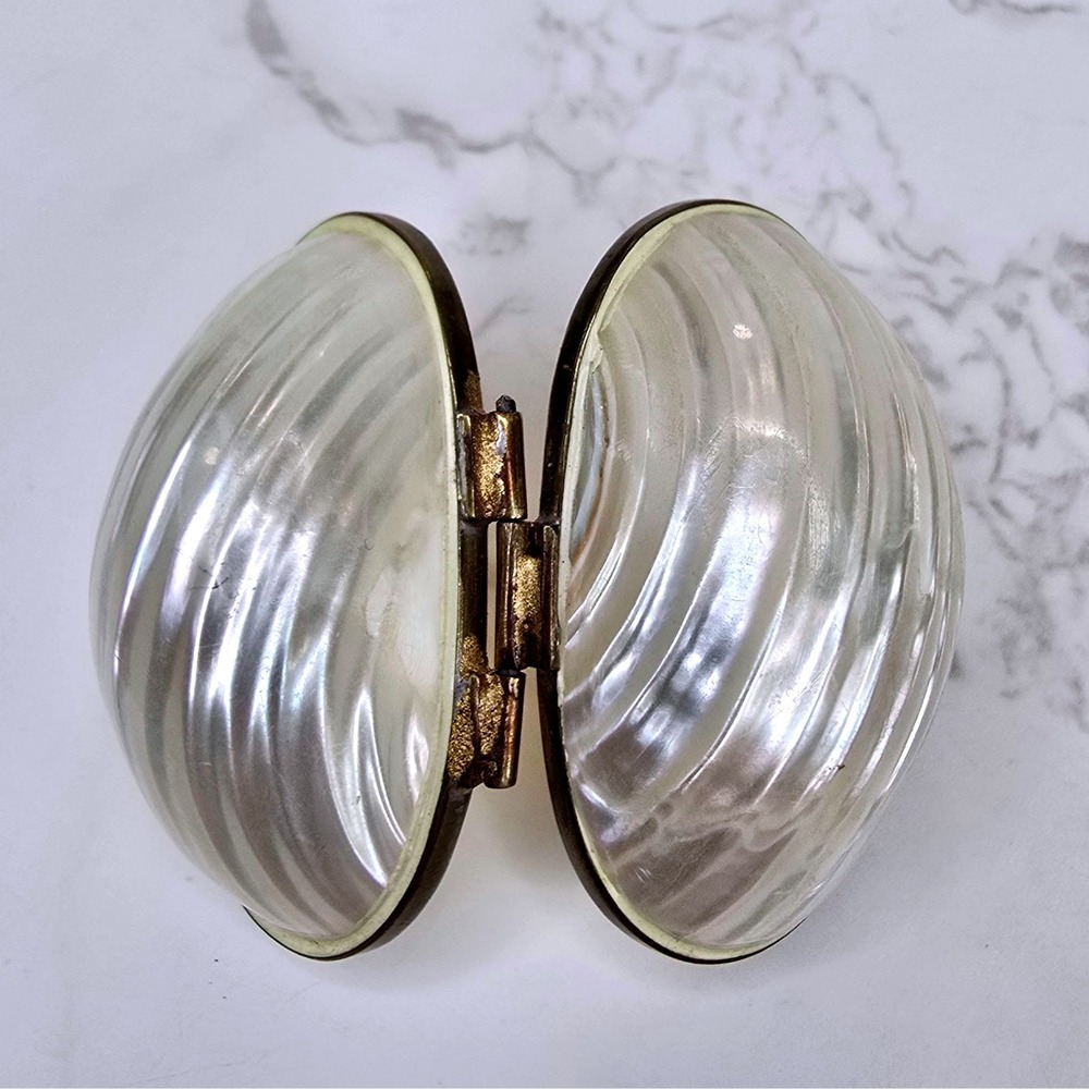 Vintage Mother of Pearl Seashell Trinket Box Brass Clasp Iridescent Pill Case - Picture 7 of 11